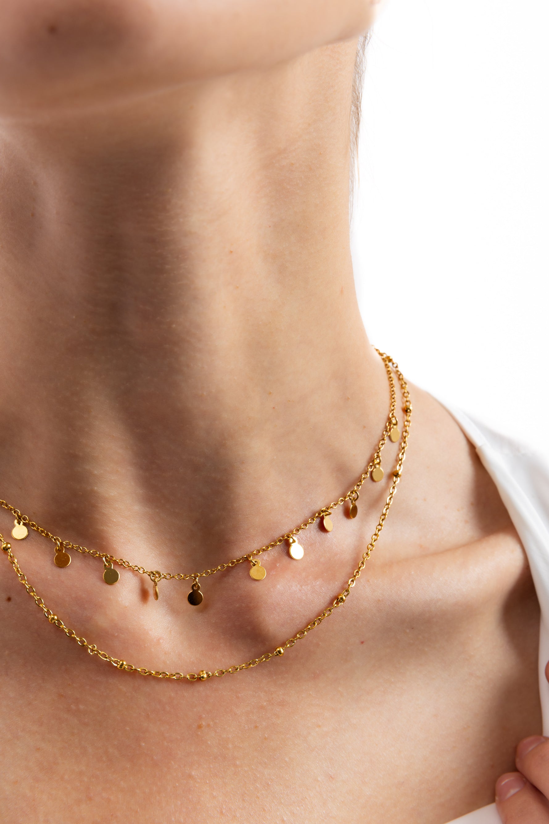 Naia Layers Kette von Mercy’s Jewelry – Edelstahl 18K vergoldet, zweireihige Kette mit Plättchen und Mini-Knoten, Nahaufnahme