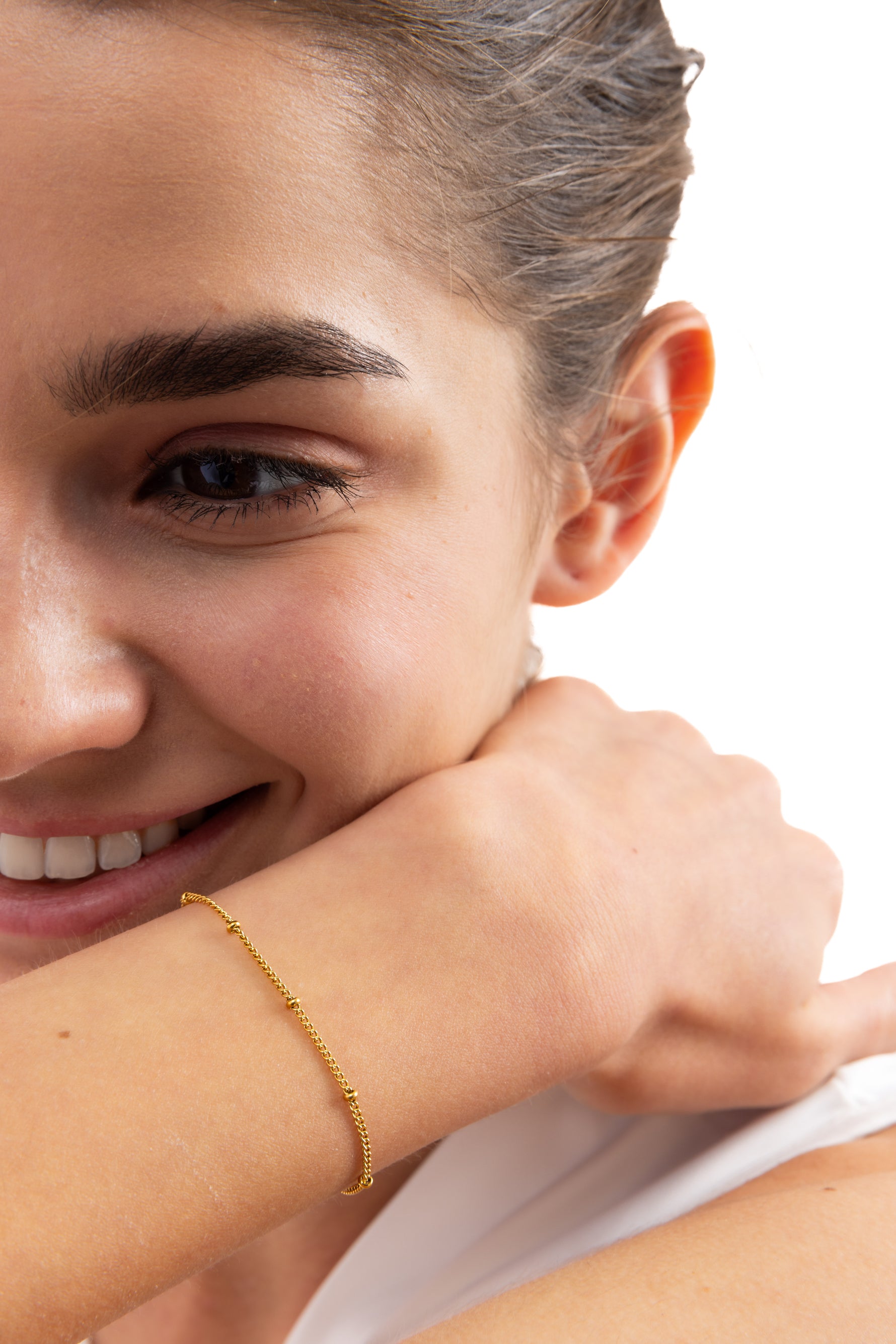 Mercy’s Jewelry Enira Armband mit Goldkügelchen als Gliederarmband aus Edelstahl 18K vergoldet, Nahaufnahme am Handgelenk getragen