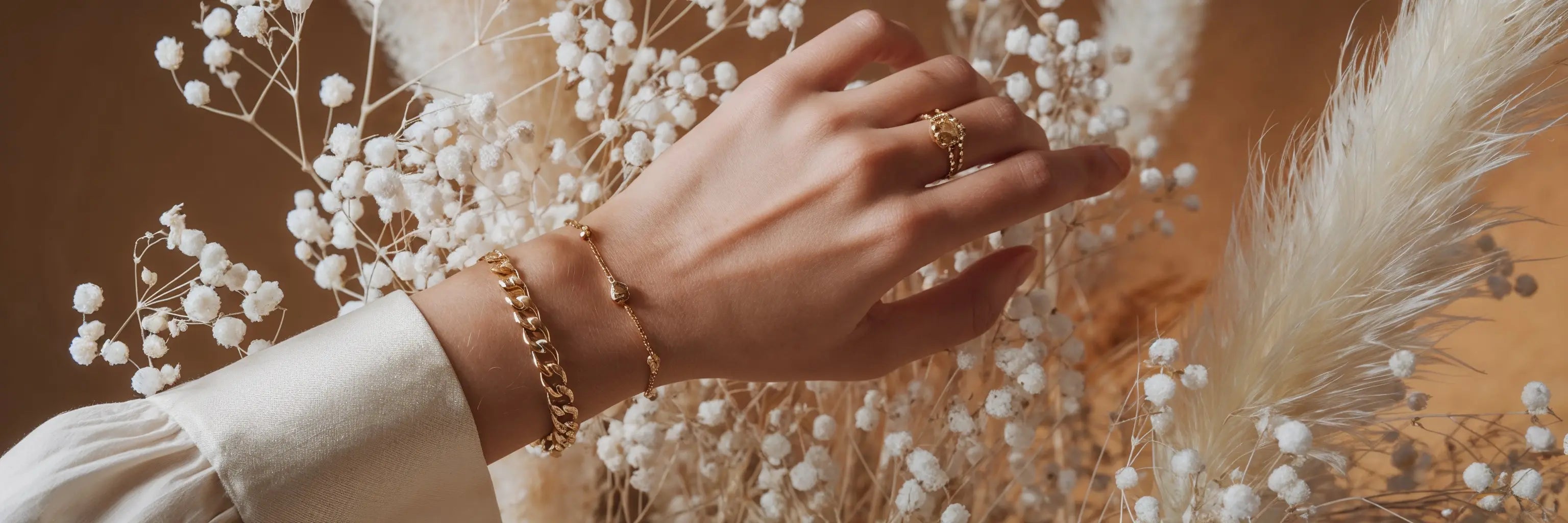 Modelhand mit Mercy’s Jewelry Armband und Ring aus Edelstahl 18K vergoldet – stilvolles Schmuckgeschenk bis 50 Euro