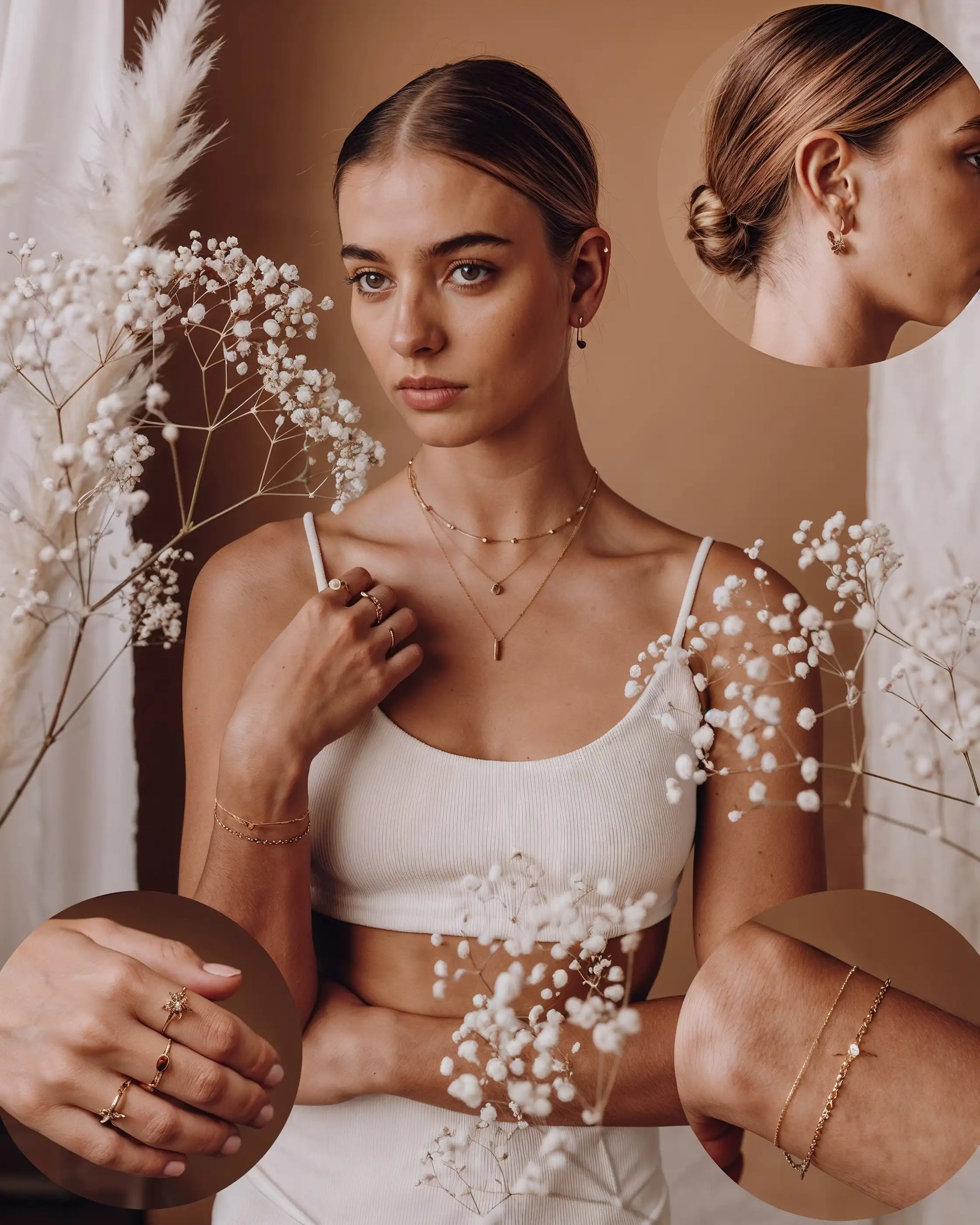 Model trägt Mercy’s Jewelry Schmuck – mehrere filigrane Goldketten, Ringe und Armband im eleganten Look