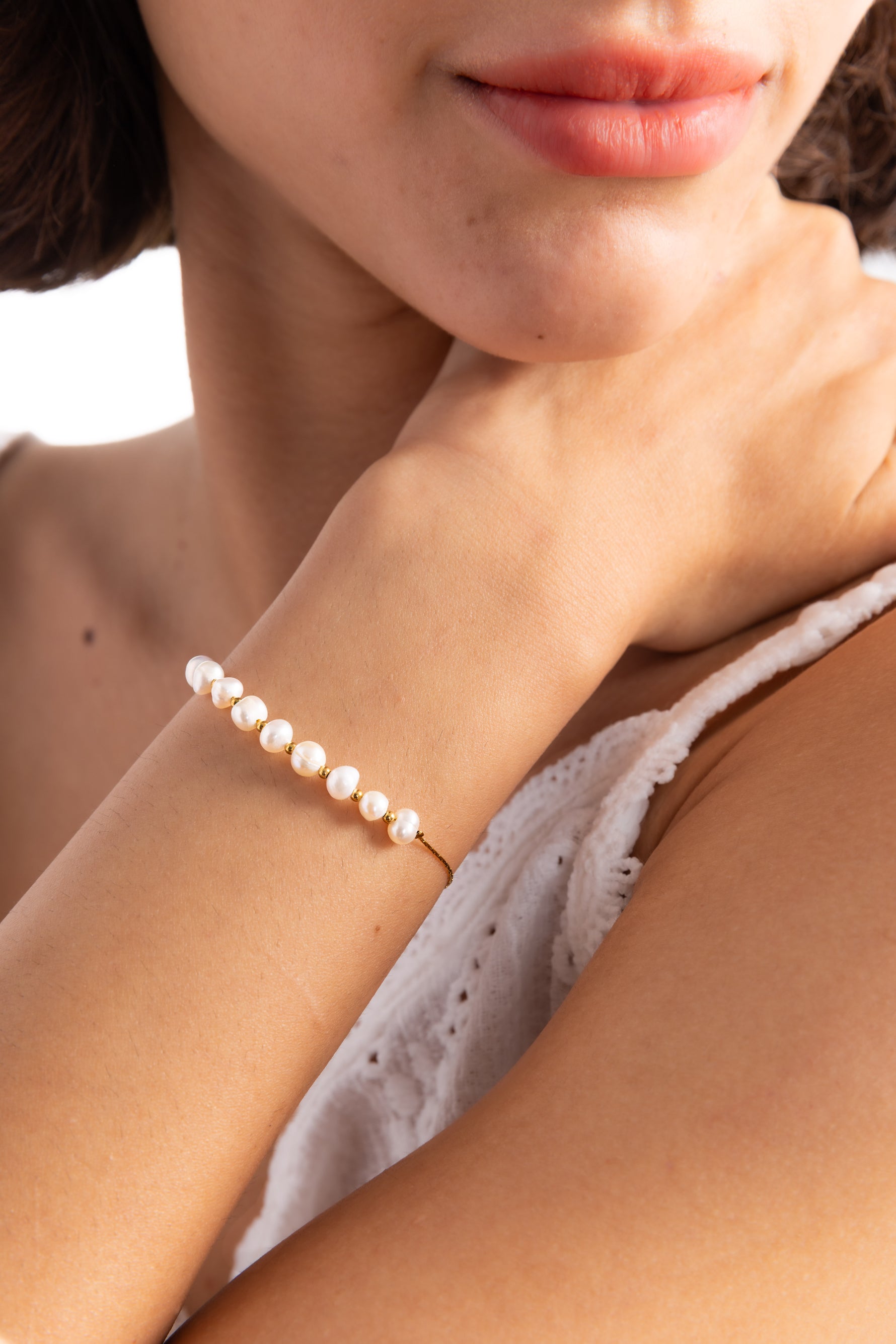 Mercy’s Jewelry Noelia Armband mit Perlen aus Edelstahl 18K vergoldet, Nahaufnahme am Handgelenk getragen
