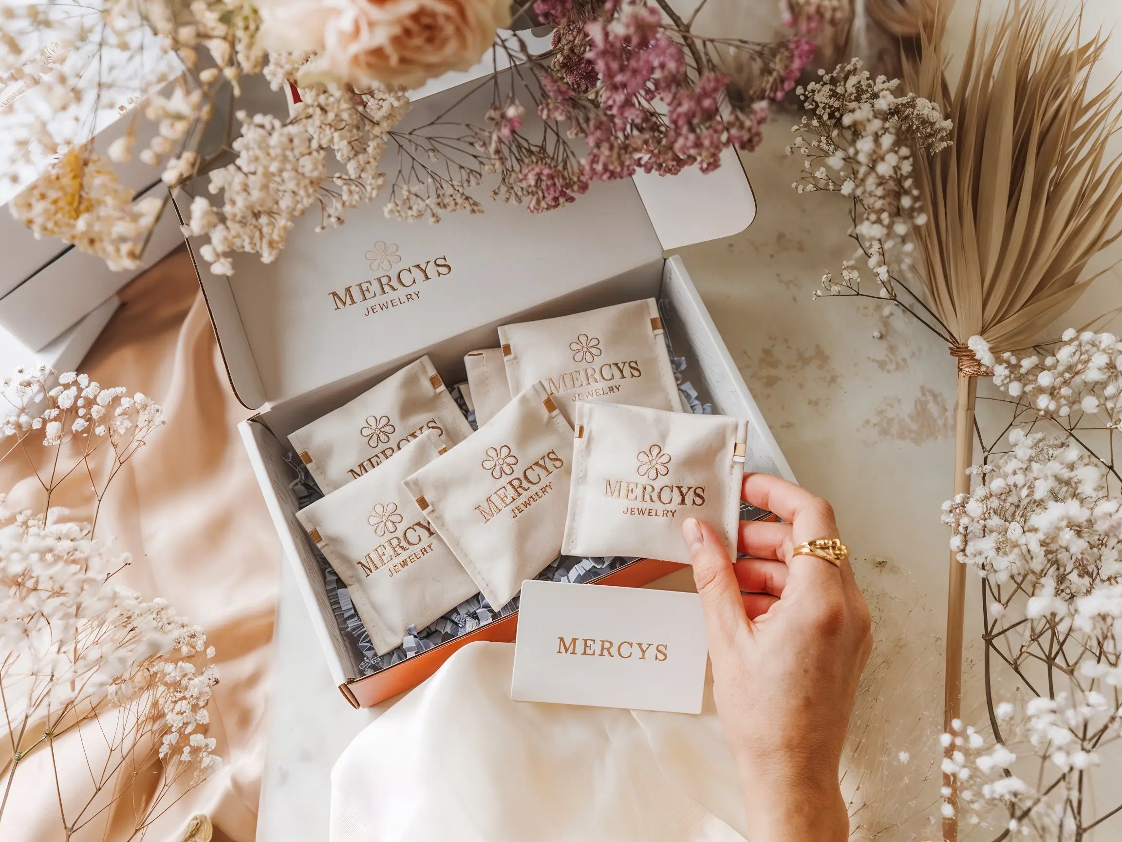 Mercy’s Jewelry Rundum-Paket mit Schmuckpflege-Set: Verlängerungskette, Mikrofasertuch und Pouch zur stilvollen Aufbewahrung