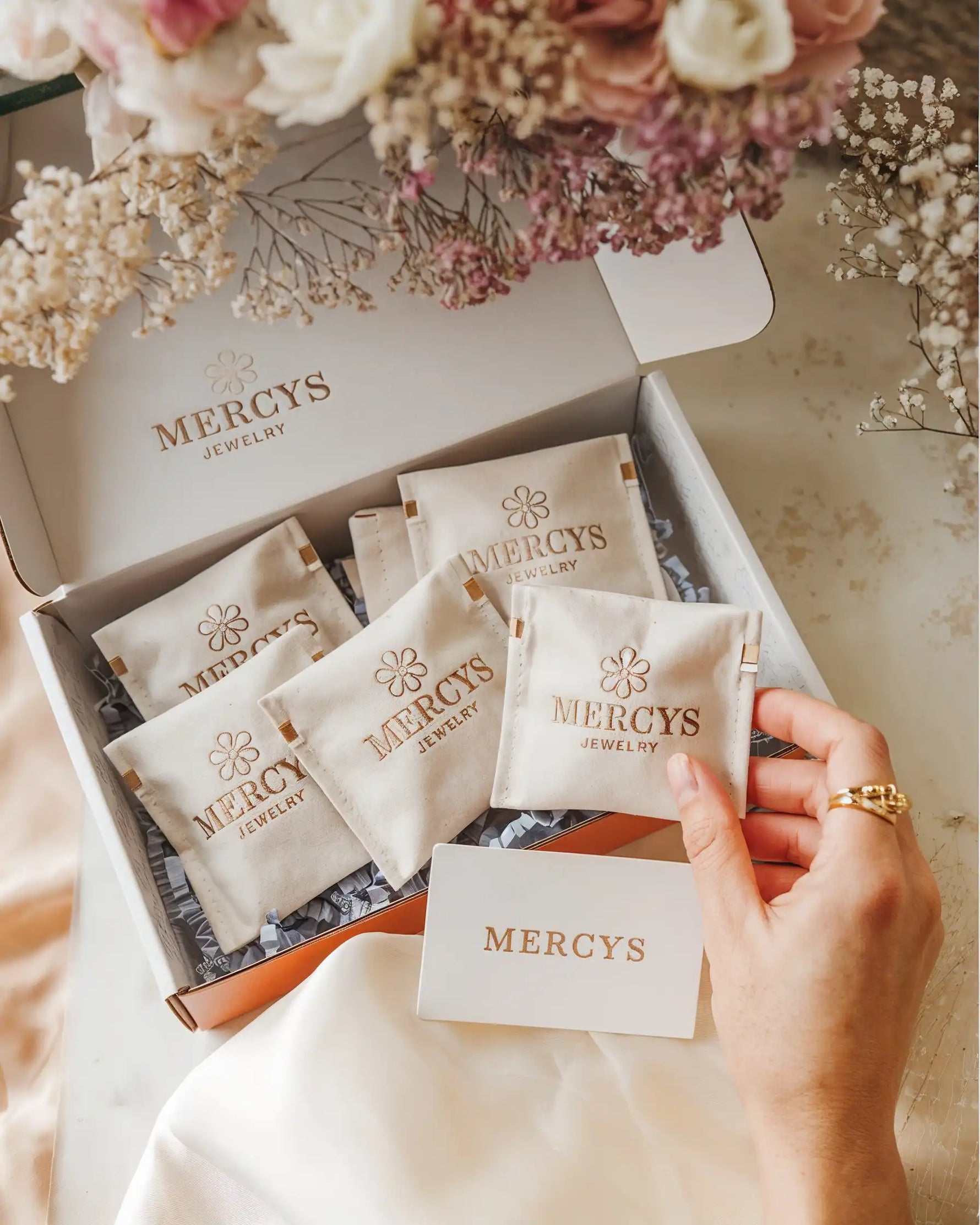 Mercy’s Jewelry Rundum-Paket mit mehreren Schmuckpouches, liebevoll von Hand verpackt