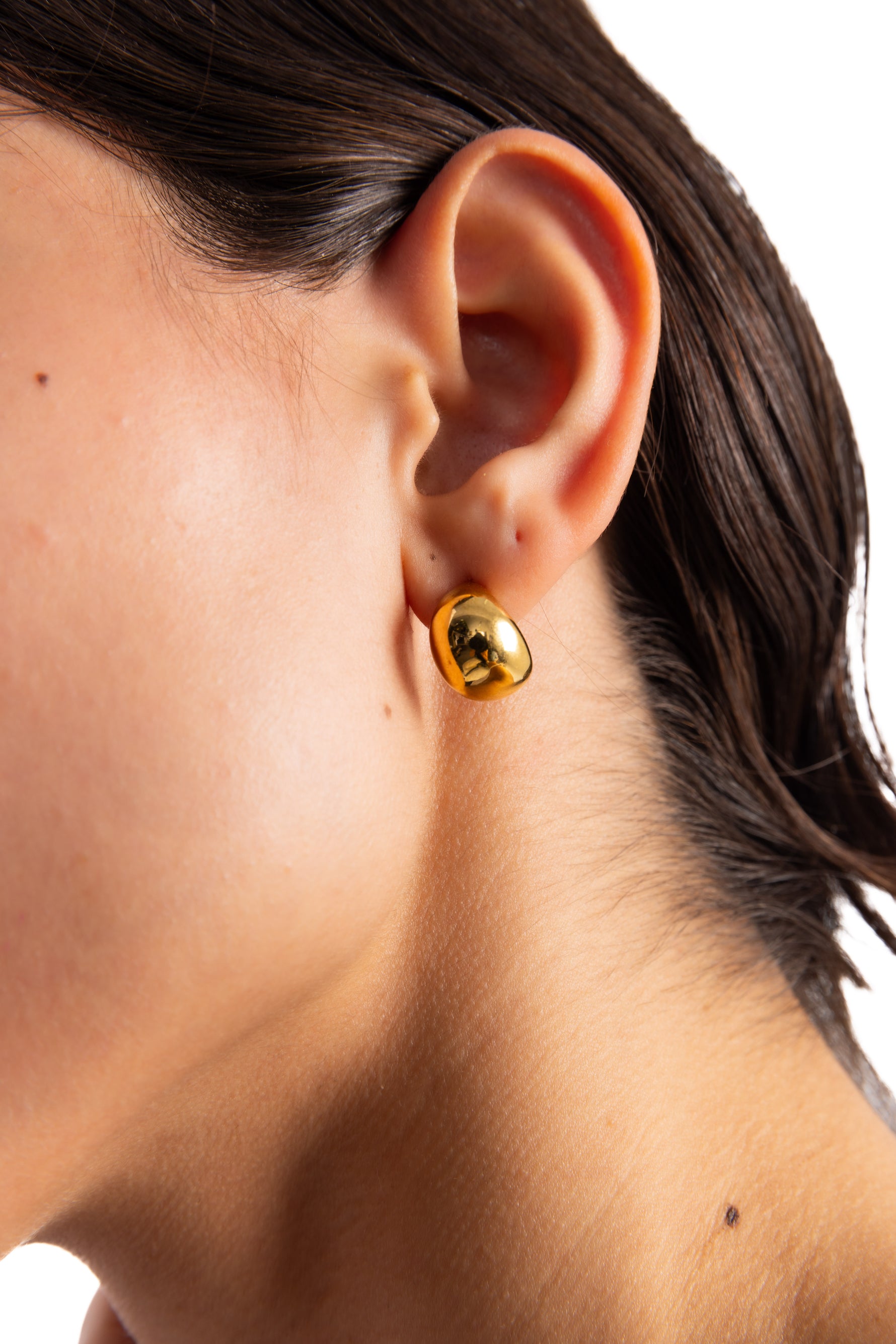 Nayen Halbkreolen Edelstahl 18K vergoldet von Mercy’s Jewelry – Nahaufnahme am Ohr getragen, chunky minimalistischer Stil