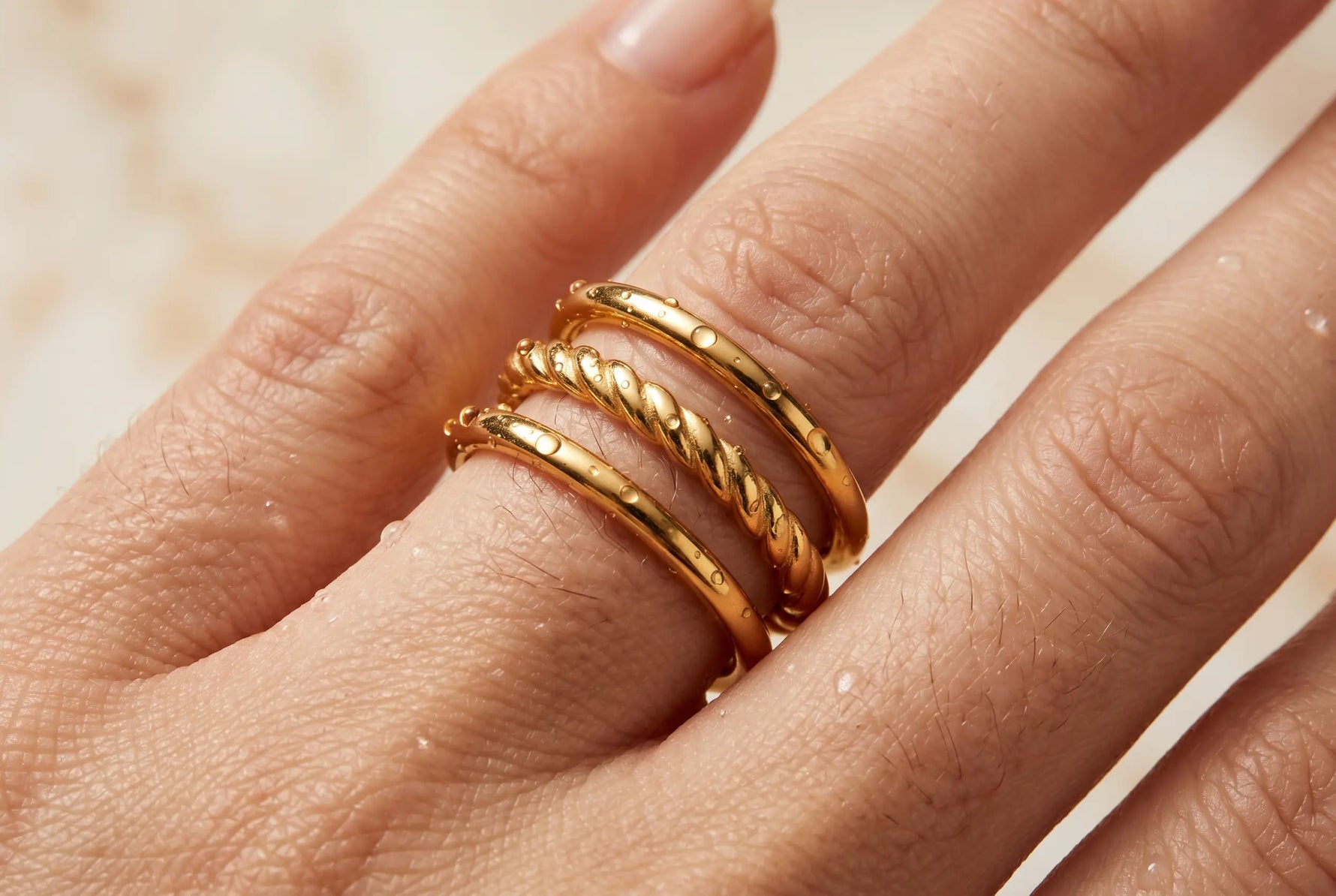 Wasserfeste Ringe: Warum sie die Härteprüfung für dauerhaften Schmuck sind