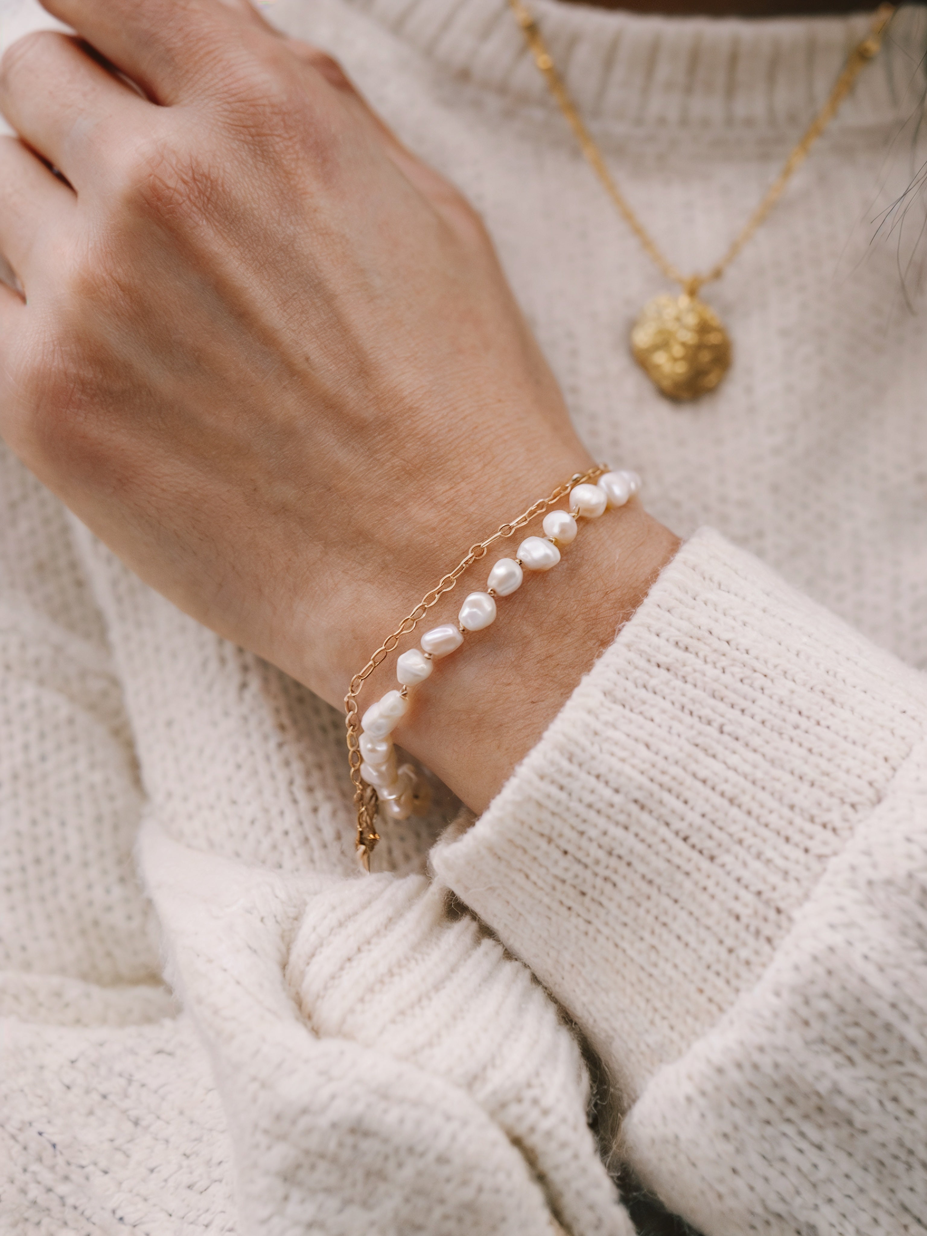 Handmodell trägt Mercy’s Jewelry Damen Armband – Perlenarmband kombiniert mit filigraner Gliederkette, Edelstahl 18K vergoldet, wasserfest & nickelfrei – Kollektion Armbänder