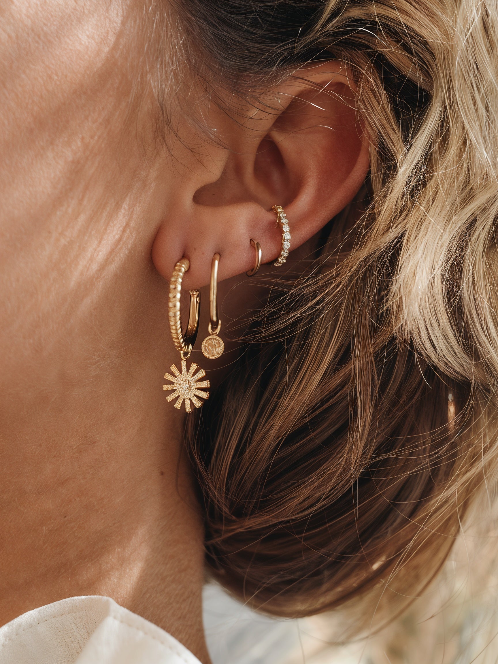 Model trägt Mercy’s Jewelry Damen Ohrringe – goldene Creolen mit Anhänger und funkelnde Ohrstecker, Edelstahl 18K vergoldet, wasserfest & nickelfrei – Kollektion Ohrringe