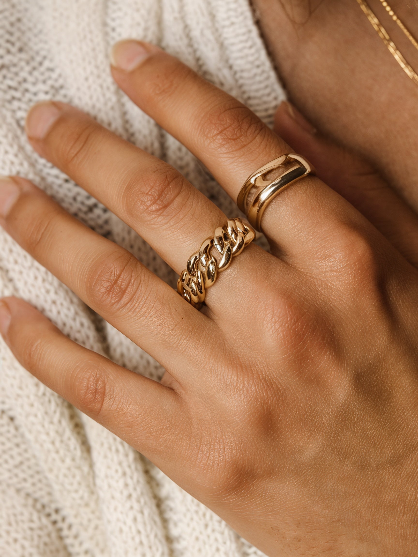 Handmodell trägt Mercy’s Jewelry Damen Ringe – filigraner Gliederring und moderner Statement-Ring aus Edelstahl 18K vergoldet, wasserfest & nickelfrei – Kollektion Ringe