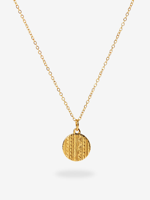 Caleni Kette in Gold mit rundem Coin-Anhänger und Ethno-Prägung