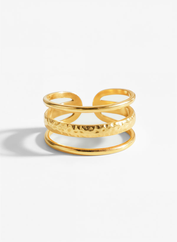 Vionna Ring in Gold, dreireihiger Stacking-Ring mit gehämmerter Mitte in offener, verstellbarer Form