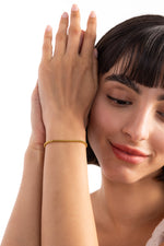 Amelira Armband – feines Gliederarmband aus Edelstahl, 18K vergoldet, bei Armbewegung der Trägerin, modernes Damen-Schmuckdesign.