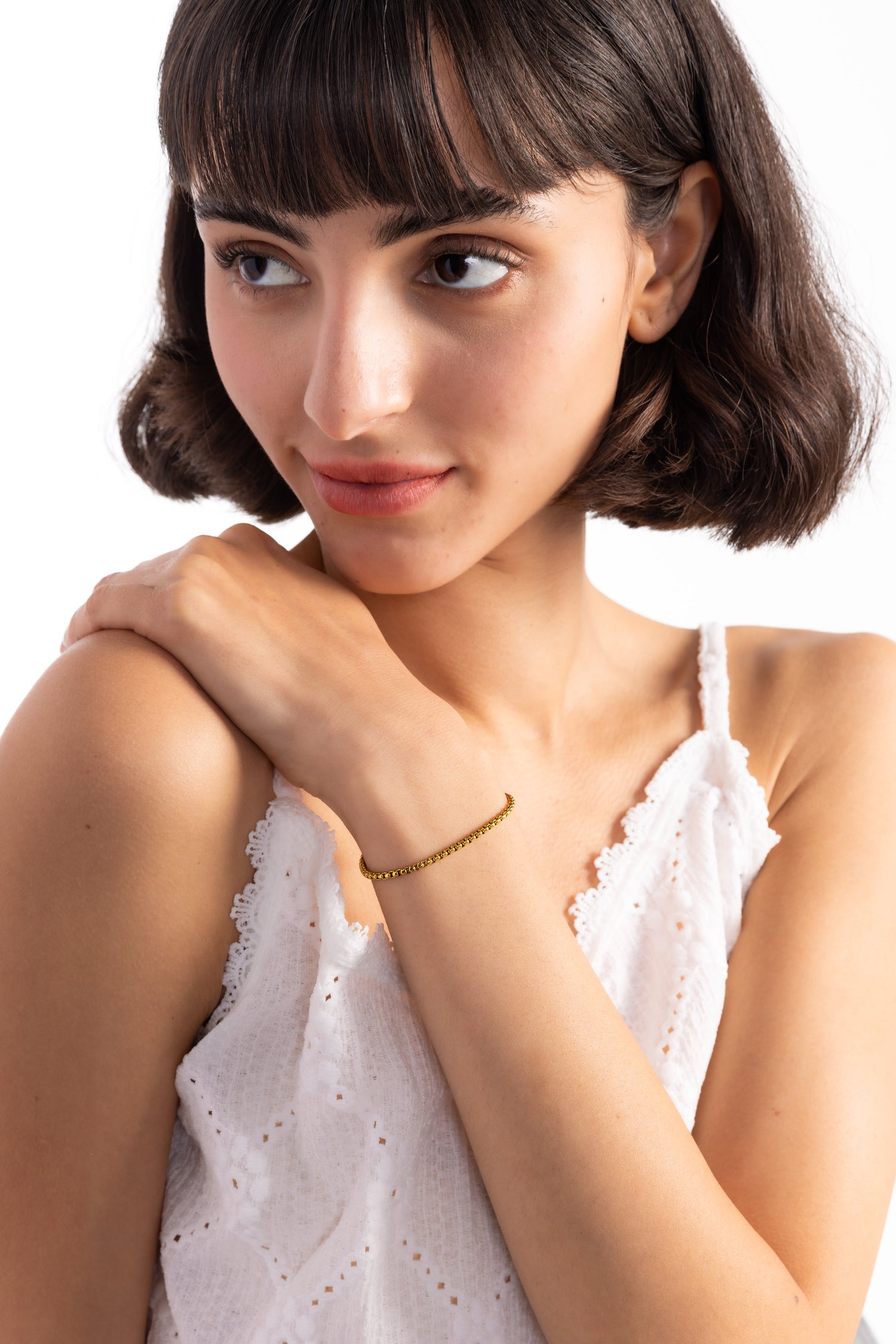 Amelira Armband – zartes Gliederarmband aus Edelstahl, 18K vergoldet, gezeigt in einer frontalen Modellaufnahme, elegantes Damenarmband.