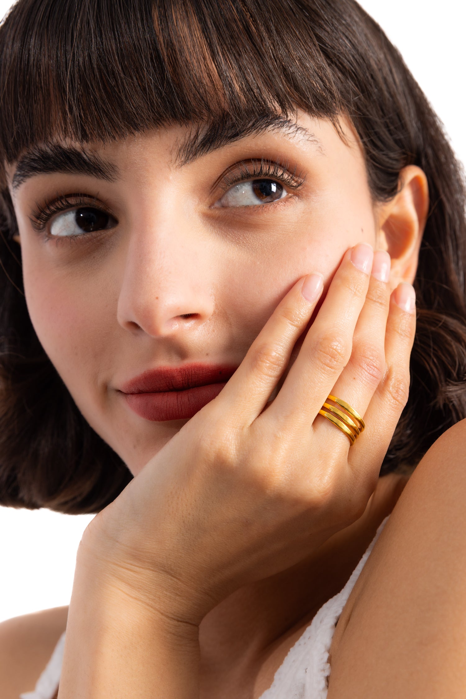Damen-Ring Kelana von Mercy’s Jewelry – Edelstahl 18K vergoldet, breiter mehrreihiger Ring, am Finger getragen mit Hand an Wange