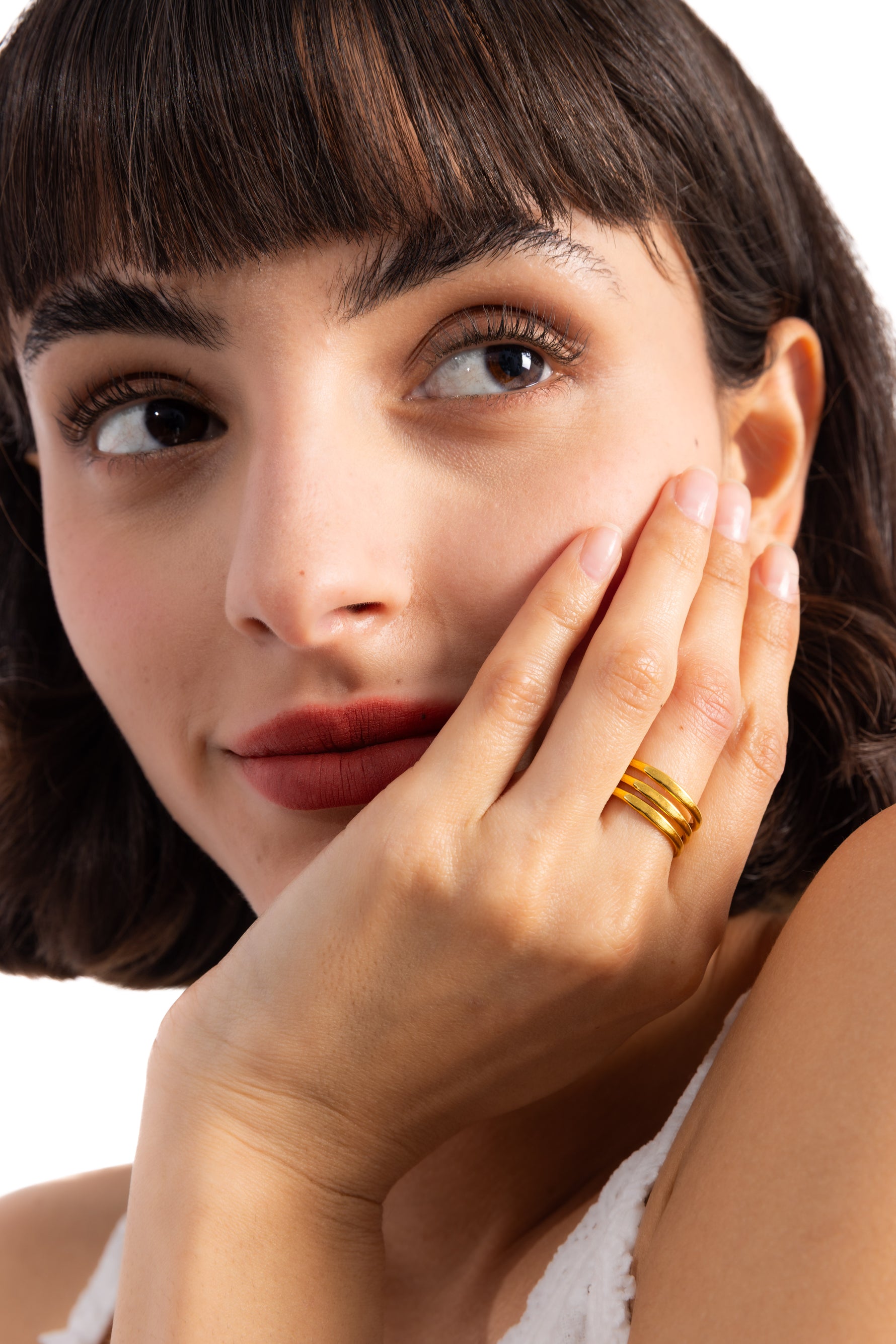 Damen-Ring Kelana von Mercy’s Jewelry – Edelstahl 18K vergoldet, breiter mehrreihiger Ring, am Finger getragen mit Hand an Wange