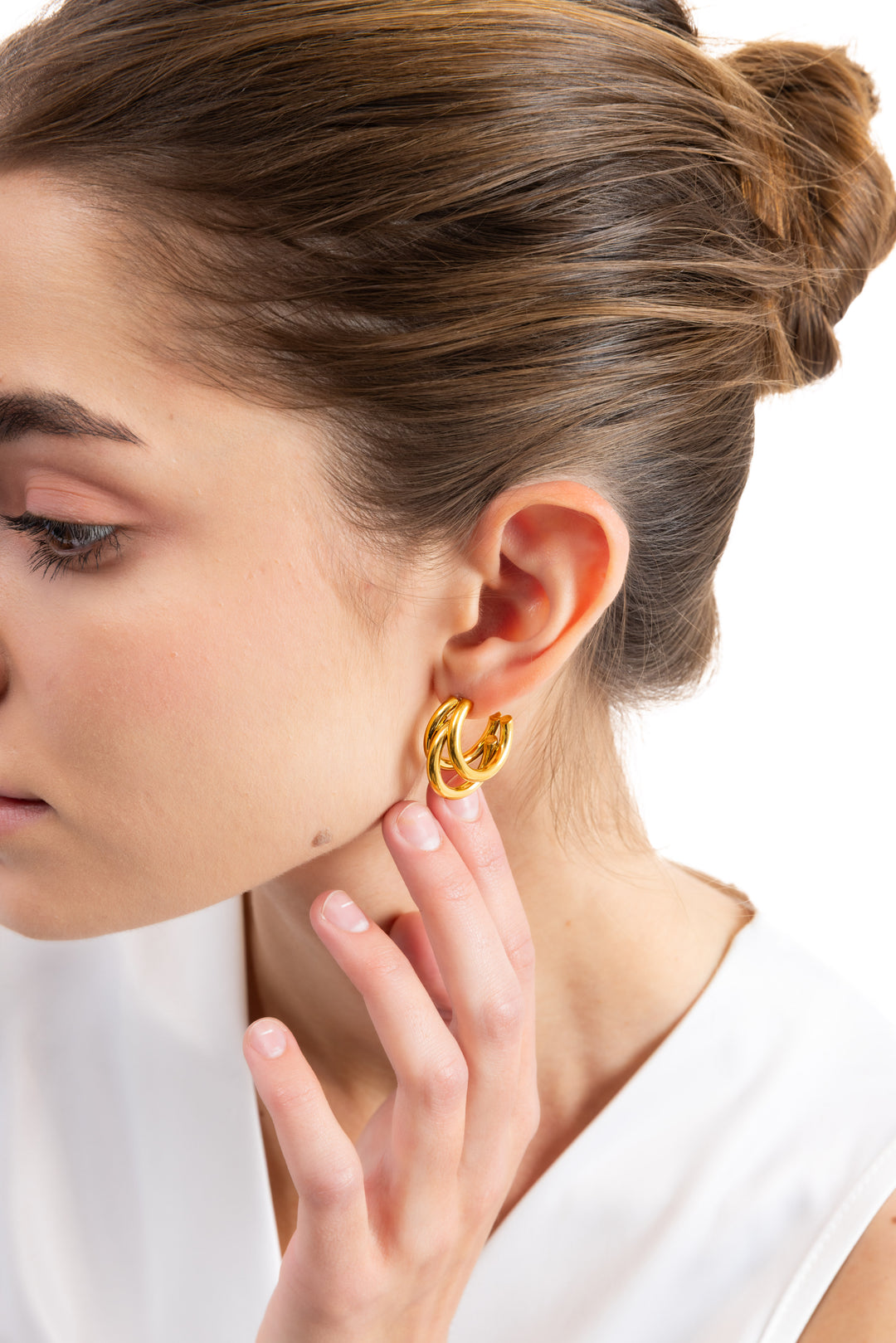 Taviel Creolen Edelstahl 18K vergoldet von Mercy’s Jewelry – Nahaufnahme am Ohr, dreifache goldene Statement-Creolen