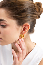 Taviel Creolen Edelstahl 18K vergoldet von Mercy’s Jewelry – Nahaufnahme am Ohr, dreifache goldene Statement-Creolen