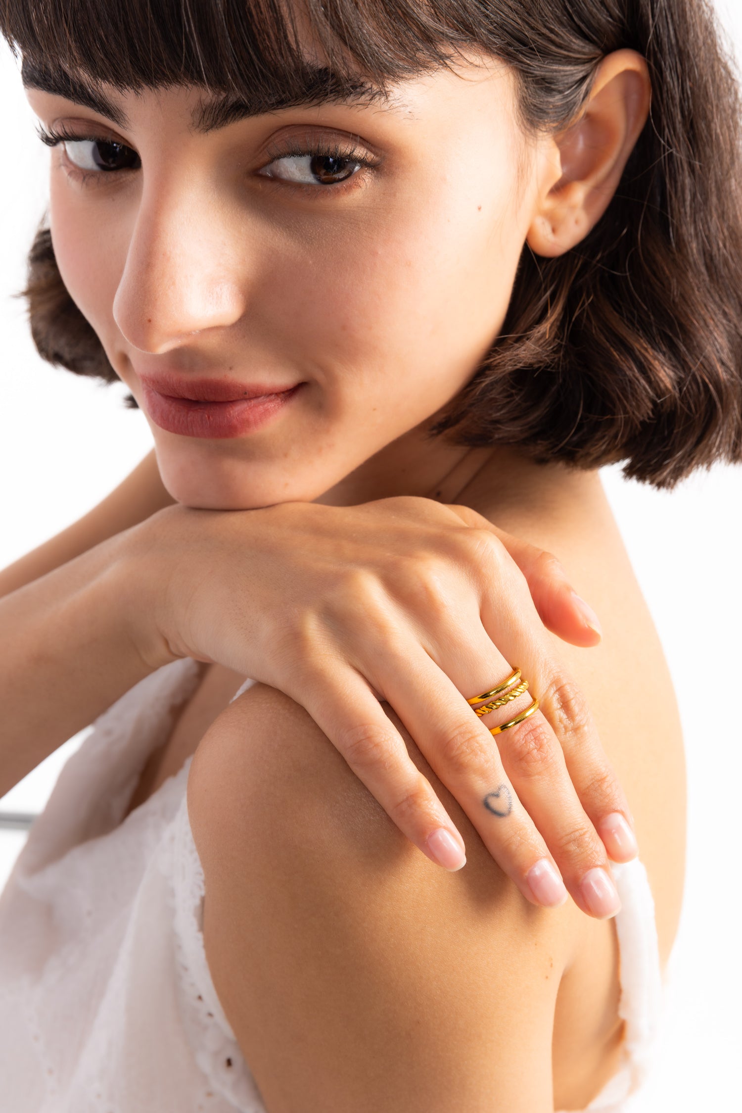 Alirae Ring – Edelstahl 18K vergoldet, dreireihiger Stacking-Ring, Hand auf Schulter nahe am Rücken getragen