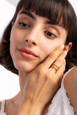 Alirae Ring – Edelstahl 18K vergoldet, breiter dreireihiger Stacking-Ring, seitlich am Finger mit Hand an Wange getragen