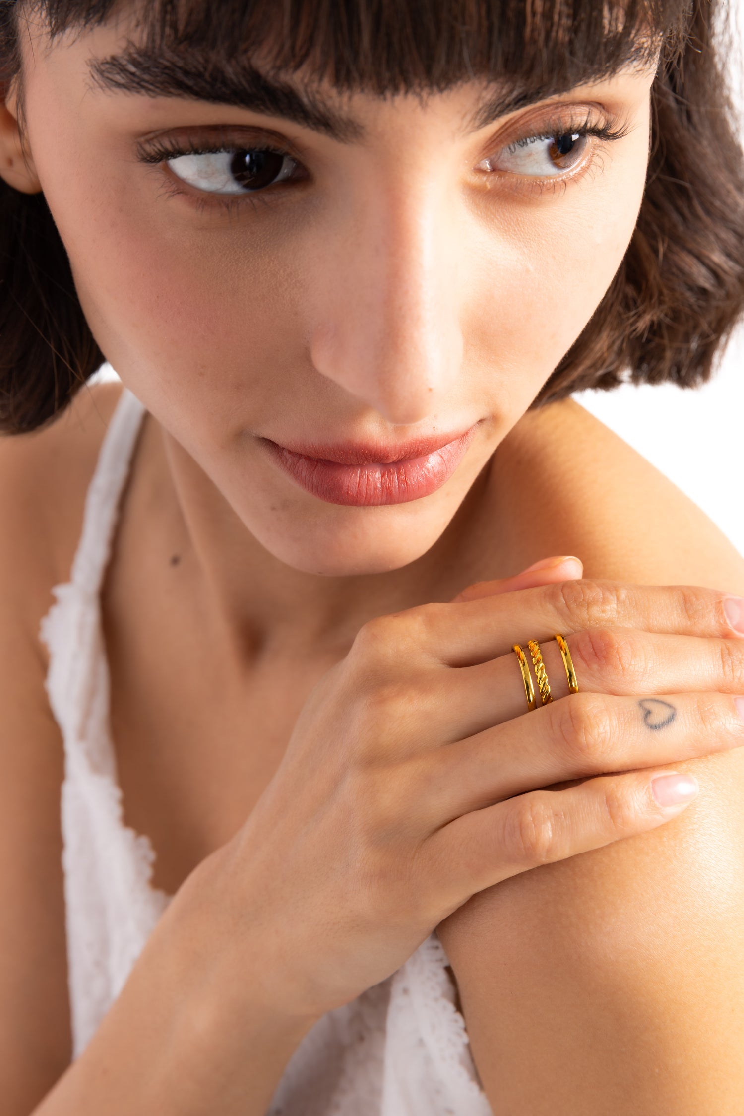 Damen-Ring Alirae von Mercy’s Jewelry – Edelstahl 18K vergoldet, breiter dreireihiger Stacking-Ring, Hand auf Schulter getragen