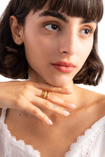 Damen-Ring Alirae – Edelstahl 18K vergoldet, dreireihiger Stacking-Ring, am Finger mit Hand am Schlüsselbein getragen