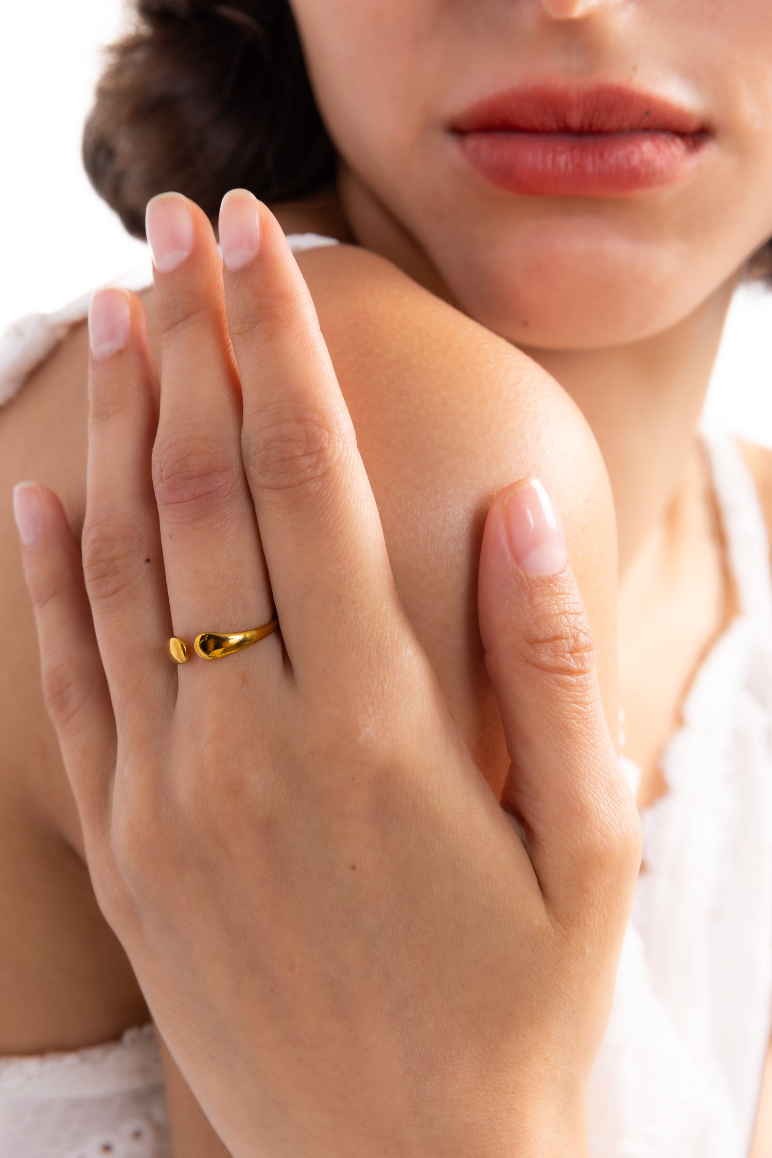 Damen-Ring Amelina von Mercy’s Jewelry – Edelstahl 18K vergoldet, organischer Ring mit Tropfenform, am Finger in Nahaufnahme getragen