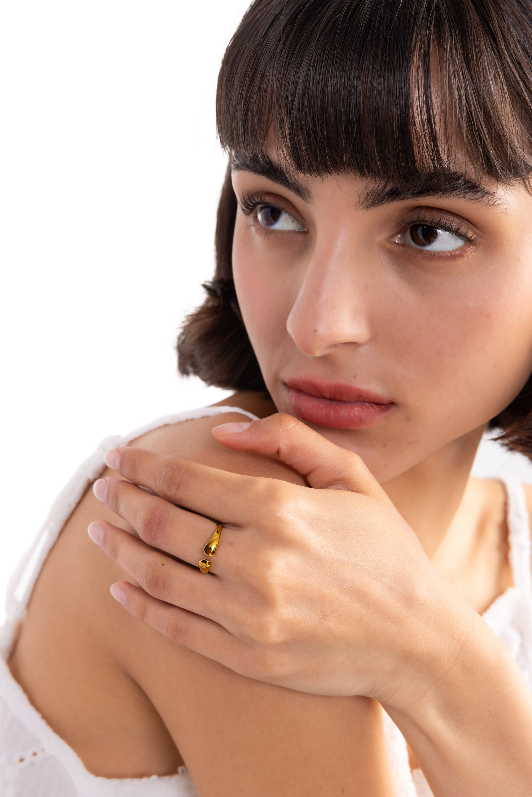 Damen-Ring Amelina – Edelstahl 18K vergoldet, Ring in organischer Tropfenform, am Finger getragen mit Hand auf Schulter, seitliches Motiv