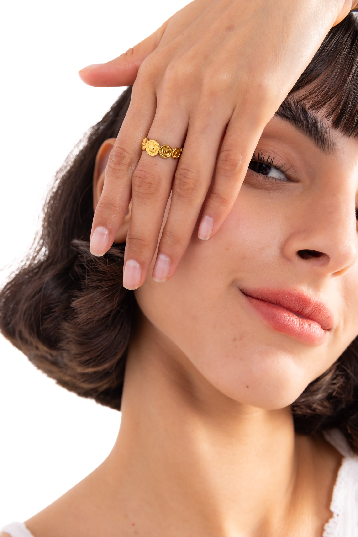 Damen-Ring Aurema von Mercy’s Jewelry – Edelstahl 18K vergoldet, mit geprägten Münz-Elementen, am Finger getragen