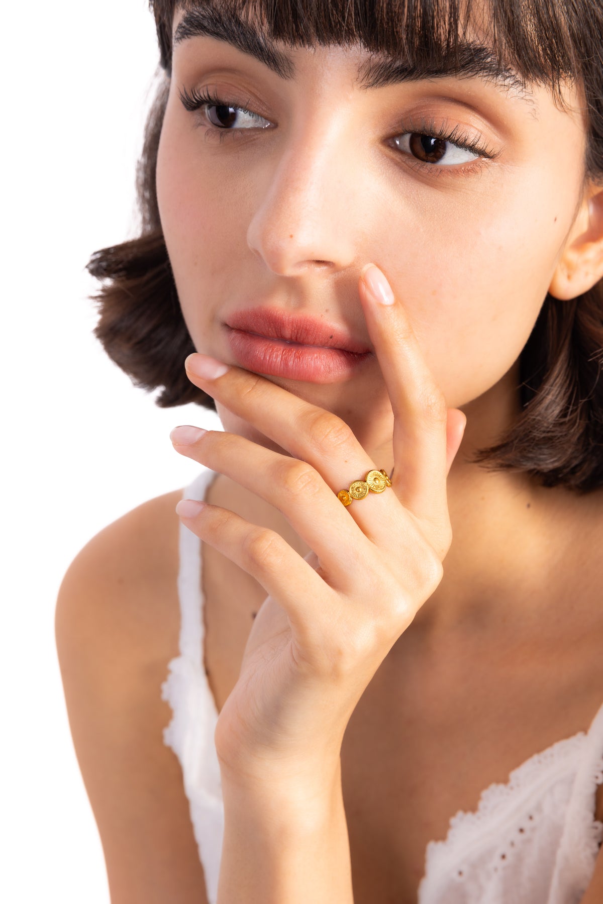 Aurema Ring – Damen-Ring Edelstahl 18K vergoldet, getragen im Lifestyle-Foto