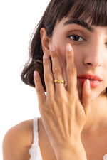 Nahaufnahme Aurema Ring – Damen-Ring Edelstahl 18K vergoldet, Münzstruktur, am Finger getragen