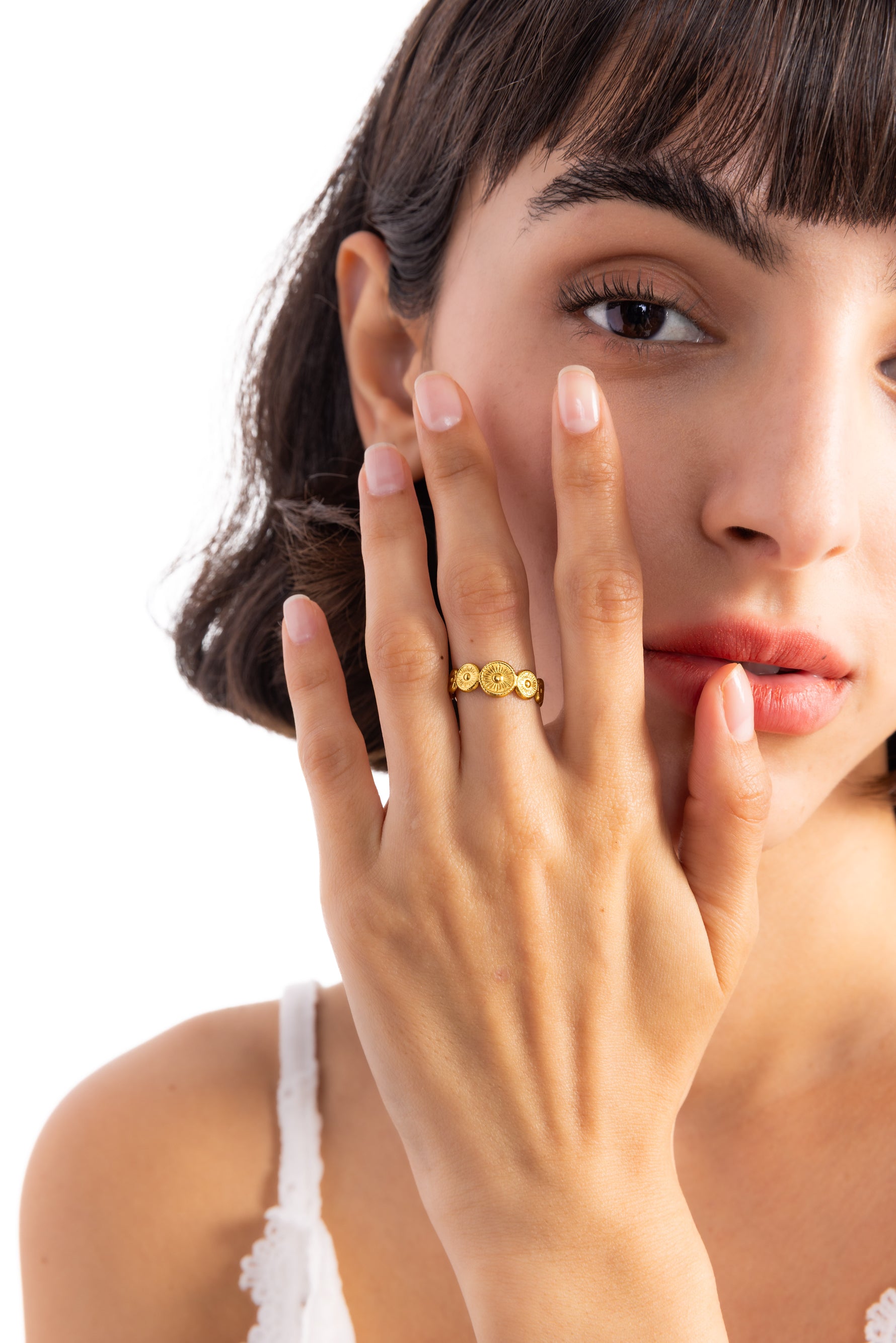 Nahaufnahme Aurema Ring – Damen-Ring Edelstahl 18K vergoldet, Münzstruktur, am Finger getragen
