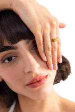 Damen-Ring Elanira von Mercy’s Jewelry – Edelstahl 18K vergoldet, mehrreihiger Crossover-Ring, am Finger mit Hand an Stirn getragen
