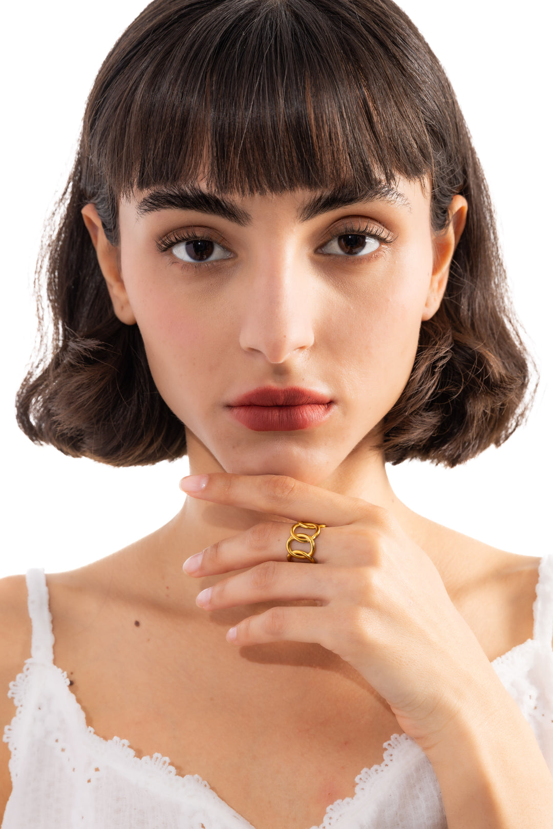 Eloura Ring – Edelstahl 18K vergoldet, Kettenglieder-Ring im Statement-Design, frontal am Finger mit Hand am Hals getragen