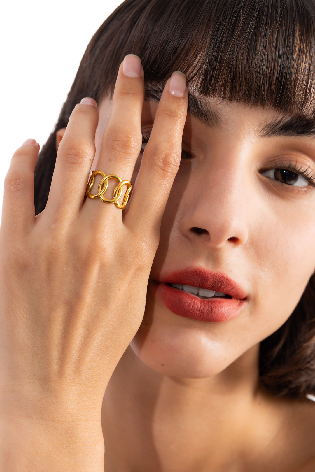Damen-Ring Eloura von Mercy’s Jewelry – Edelstahl 18K vergoldet, Kettenglieder-Ring im Chunky-Design, Nahaufnahme am Finger getragen