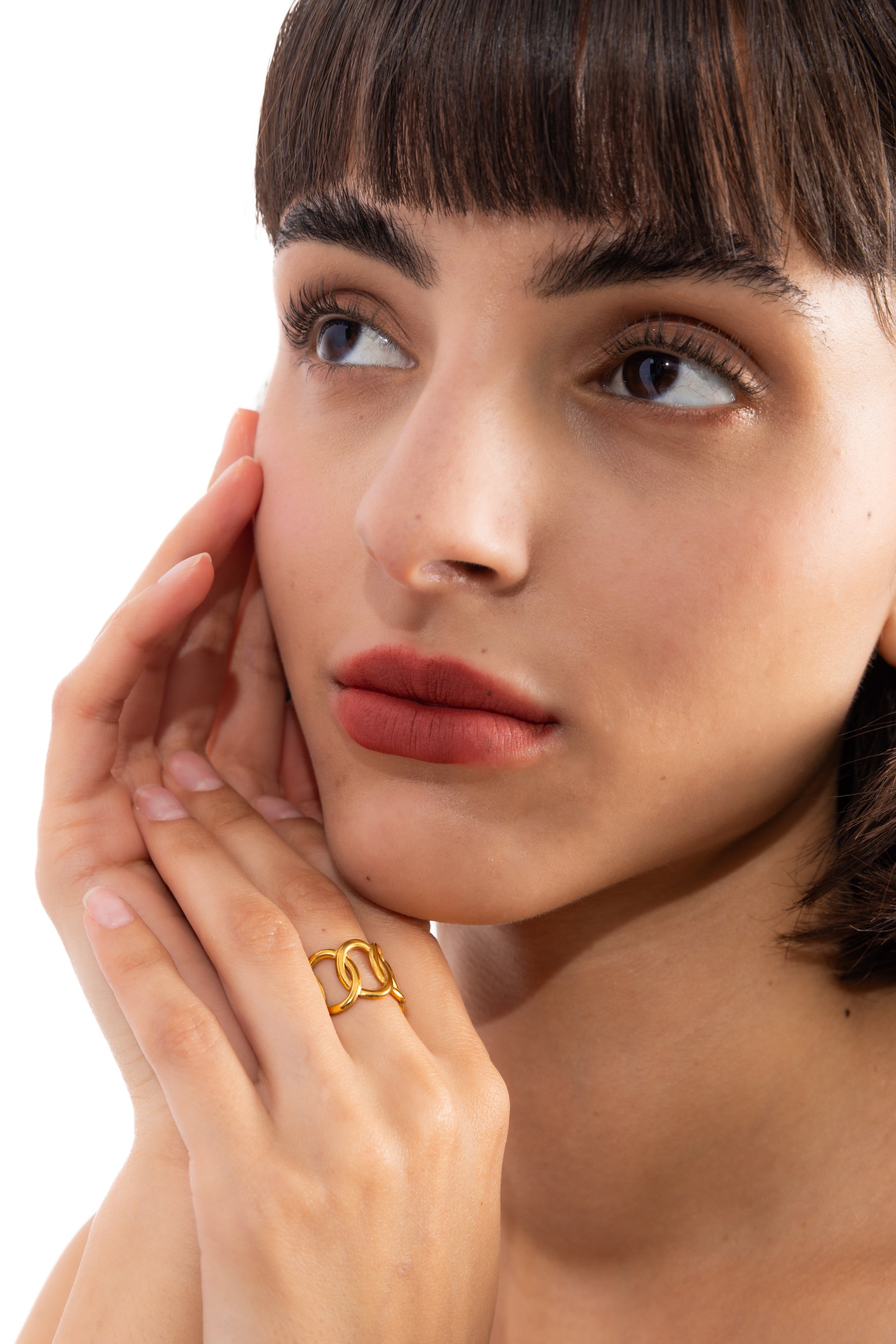 Damen-Ring Eloura – Edelstahl 18K vergoldet, Kettenglieder-Ring im Statement-Design, am Finger getragen mit Hand am Kinn