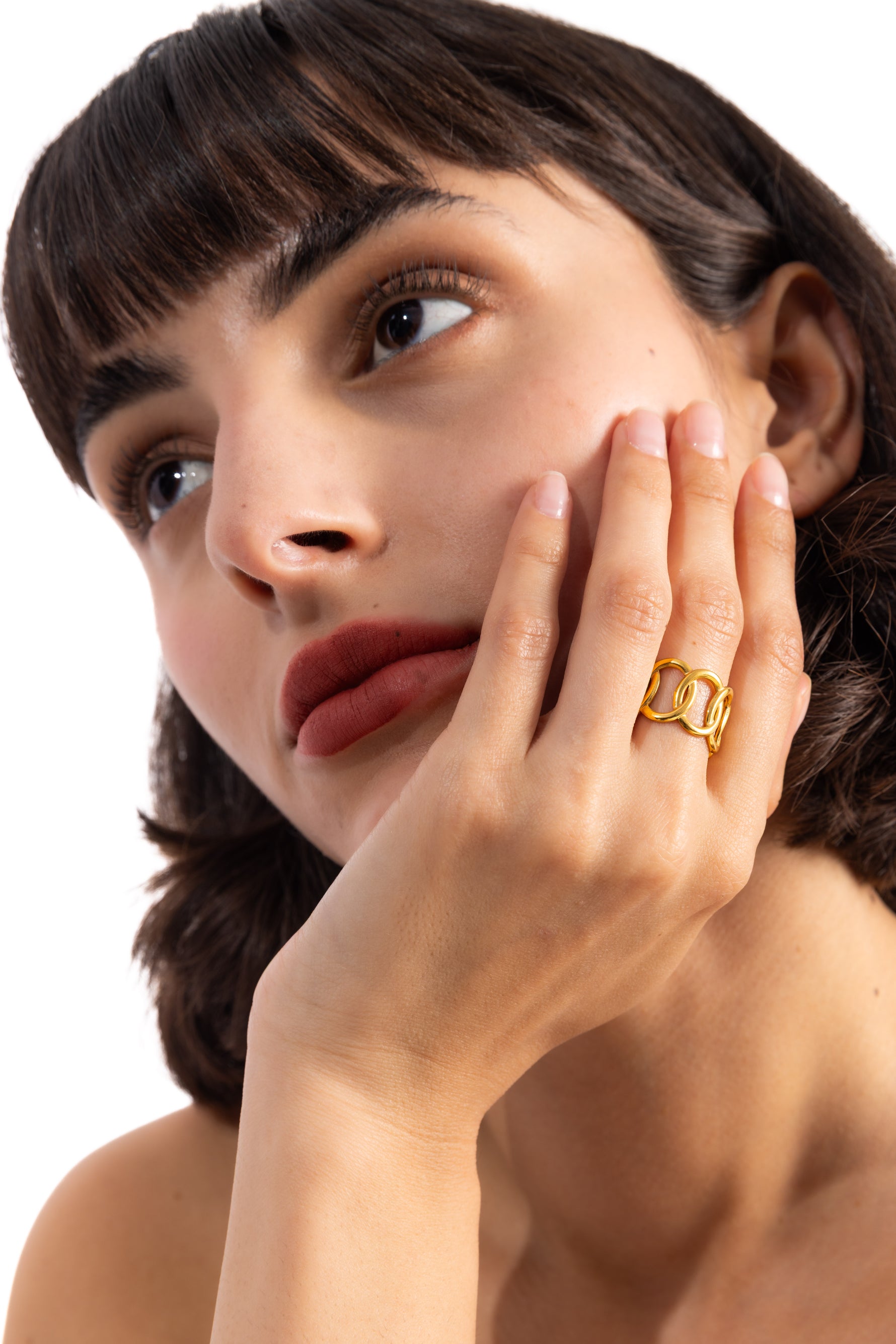 Eloura Ring – Edelstahl 18K vergoldet, Kettenglieder-Ring im Chunky-Design, seitlich am Finger getragen mit Hand an Wange