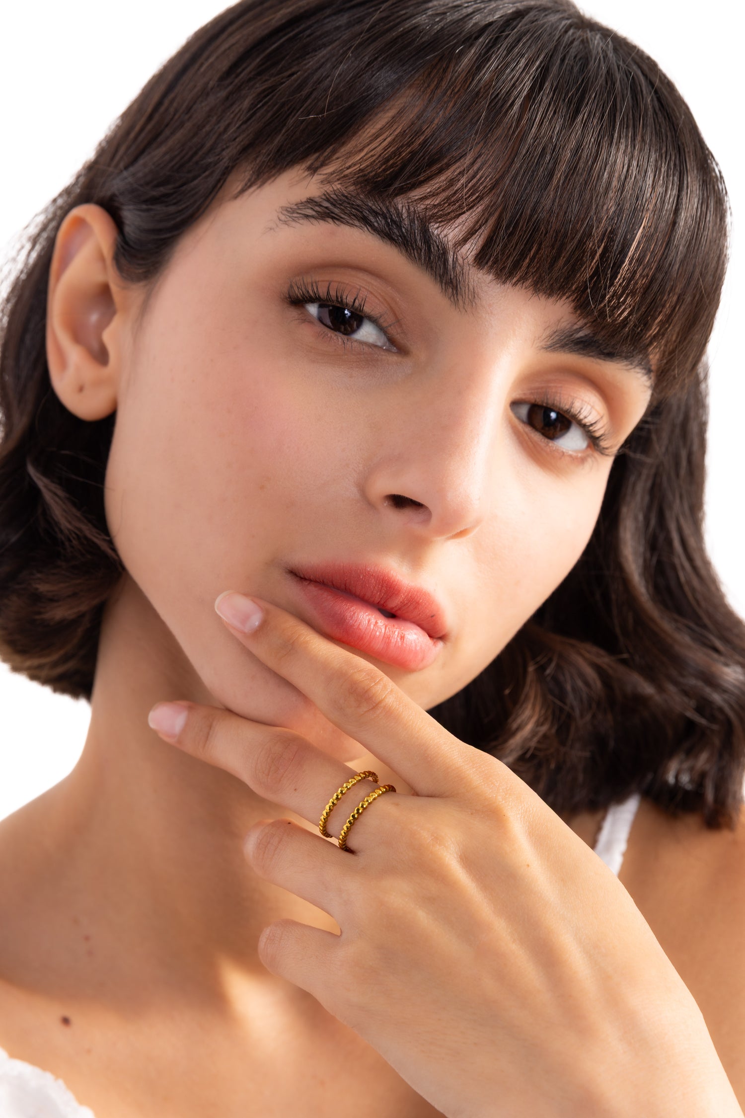 Damen-Ring Evaniah von Mercy’s Jewelry – Edelstahl 18K vergoldet, filigraner Stacking-Ring mit Doppelstruktur aus zarten Kugeln, am Finger getragen