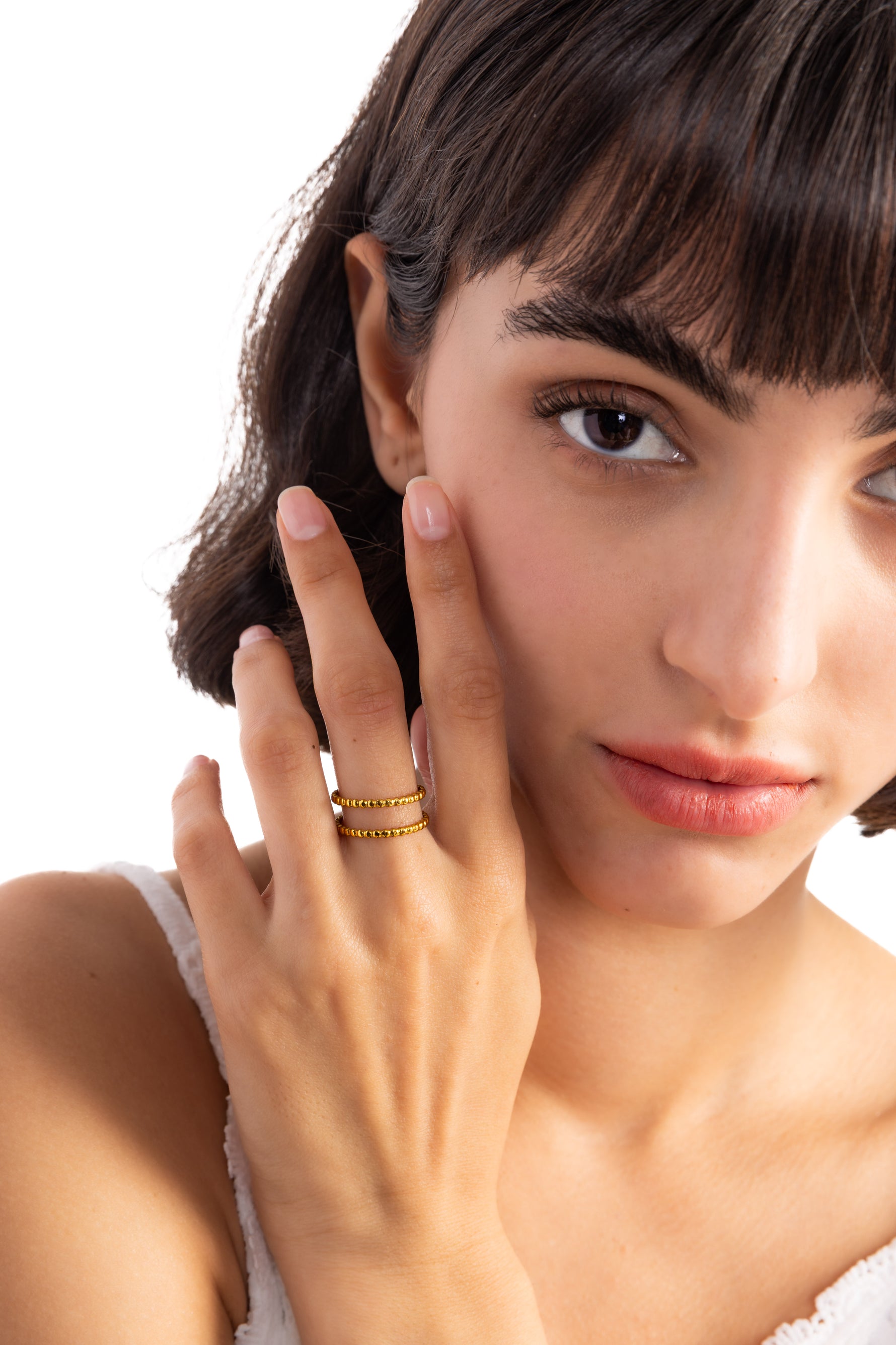Evaniah Ring – Edelstahl 18K vergoldet, Stacking-Ring mit filigraner Kugel-Doppelstruktur, seitlich am Finger getragen