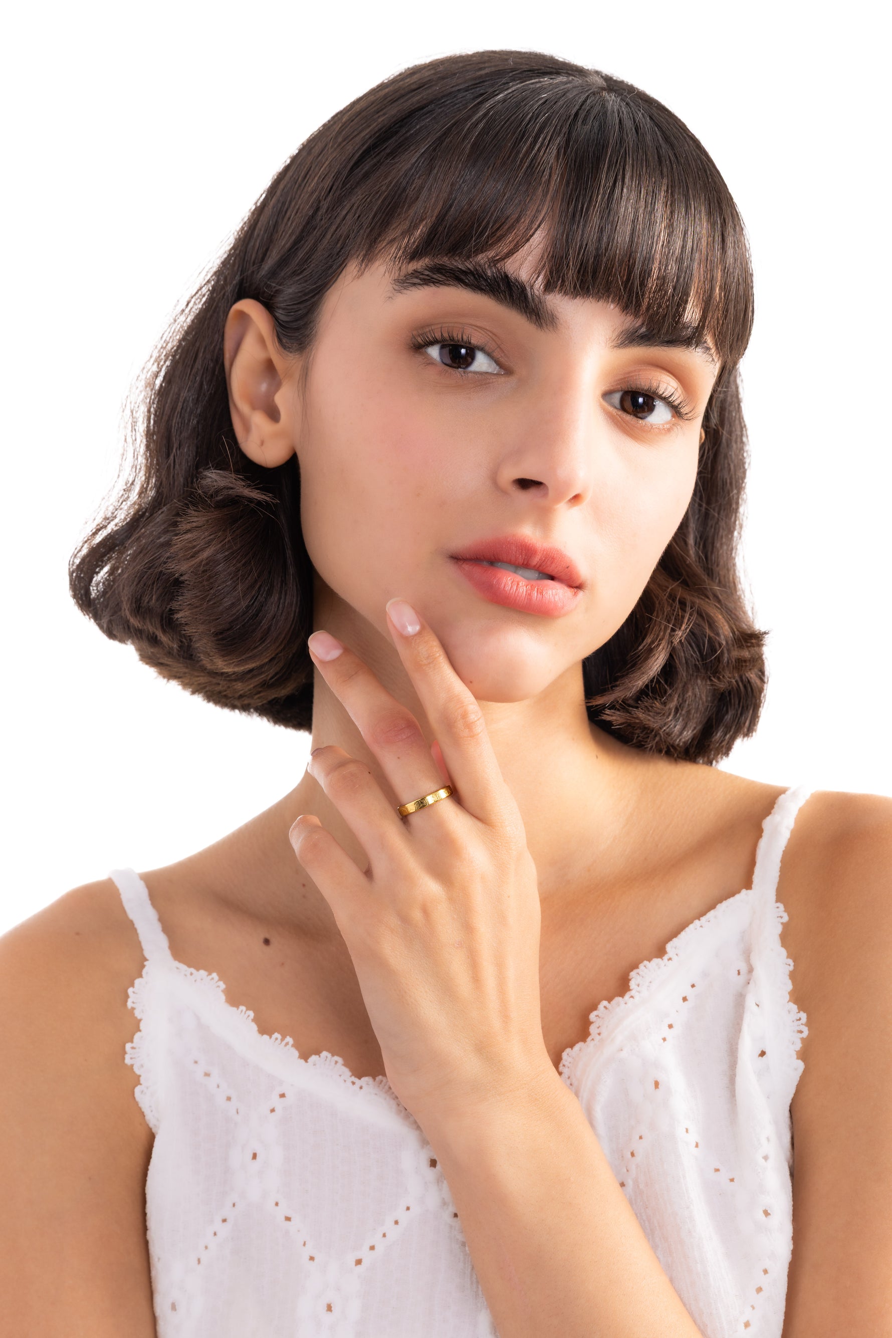 Damen-Ring Luneth von Mercy’s Jewelry – 14K vergoldeter Edelstahl, schlichtes Design am Finger getragen