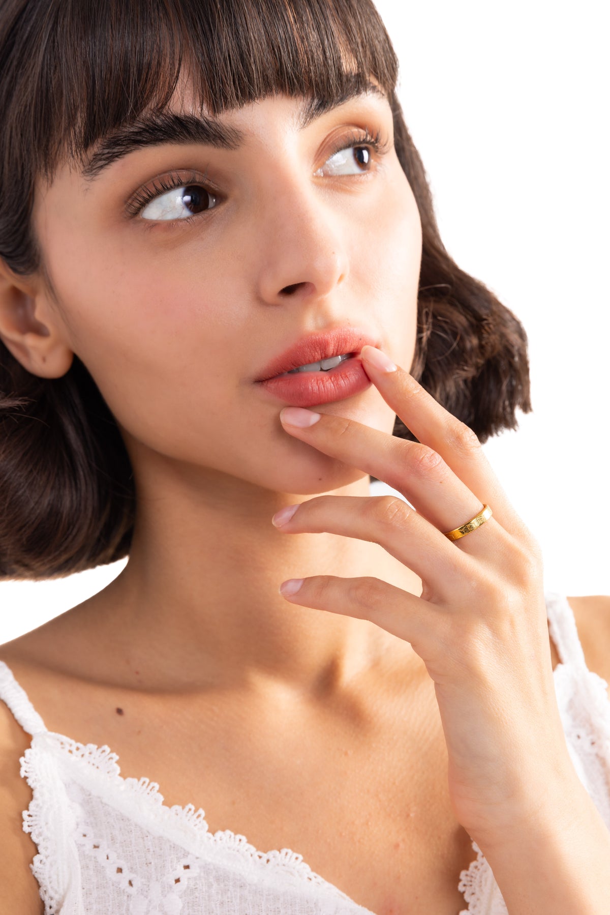 Nahaufnahme Luneth Ring – Damen-Ring aus 14K vergoldetem Edelstahl, am Finger getragen