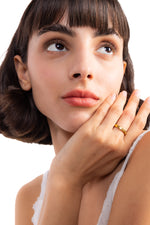 Luneth Ring – Damen-Ring 14K vergoldet, getragen an der Hand, seitliche Ansicht
