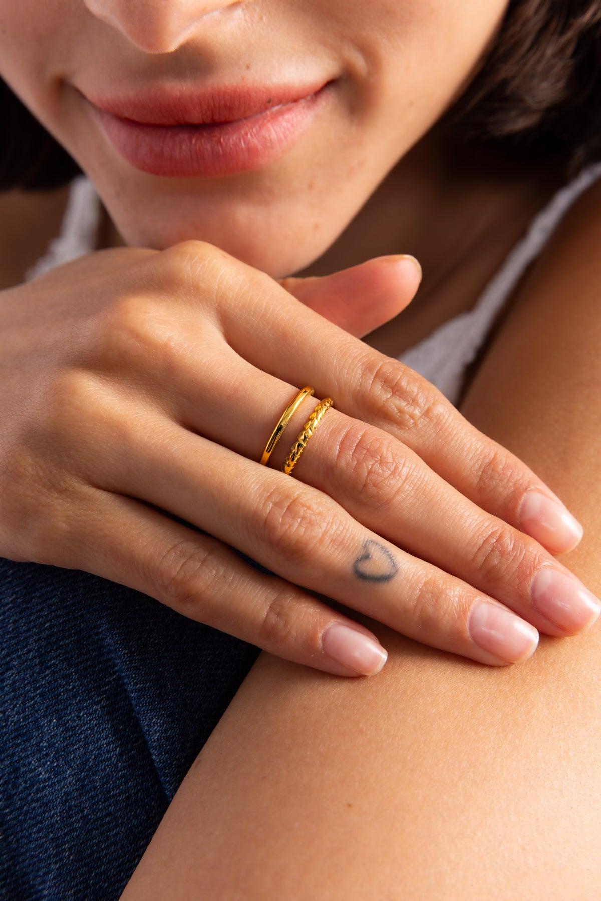 Damen-Ring Nayelis von Mercy’s Jewelry – Edelstahl 14K vergoldet, offenes Design mit Struktur, am Finger getragen