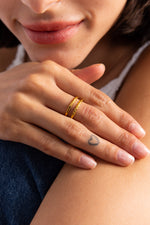 Damen-Ring Nayelis von Mercy’s Jewelry – Edelstahl 14K vergoldet, offenes Design mit Struktur, am Finger getragen