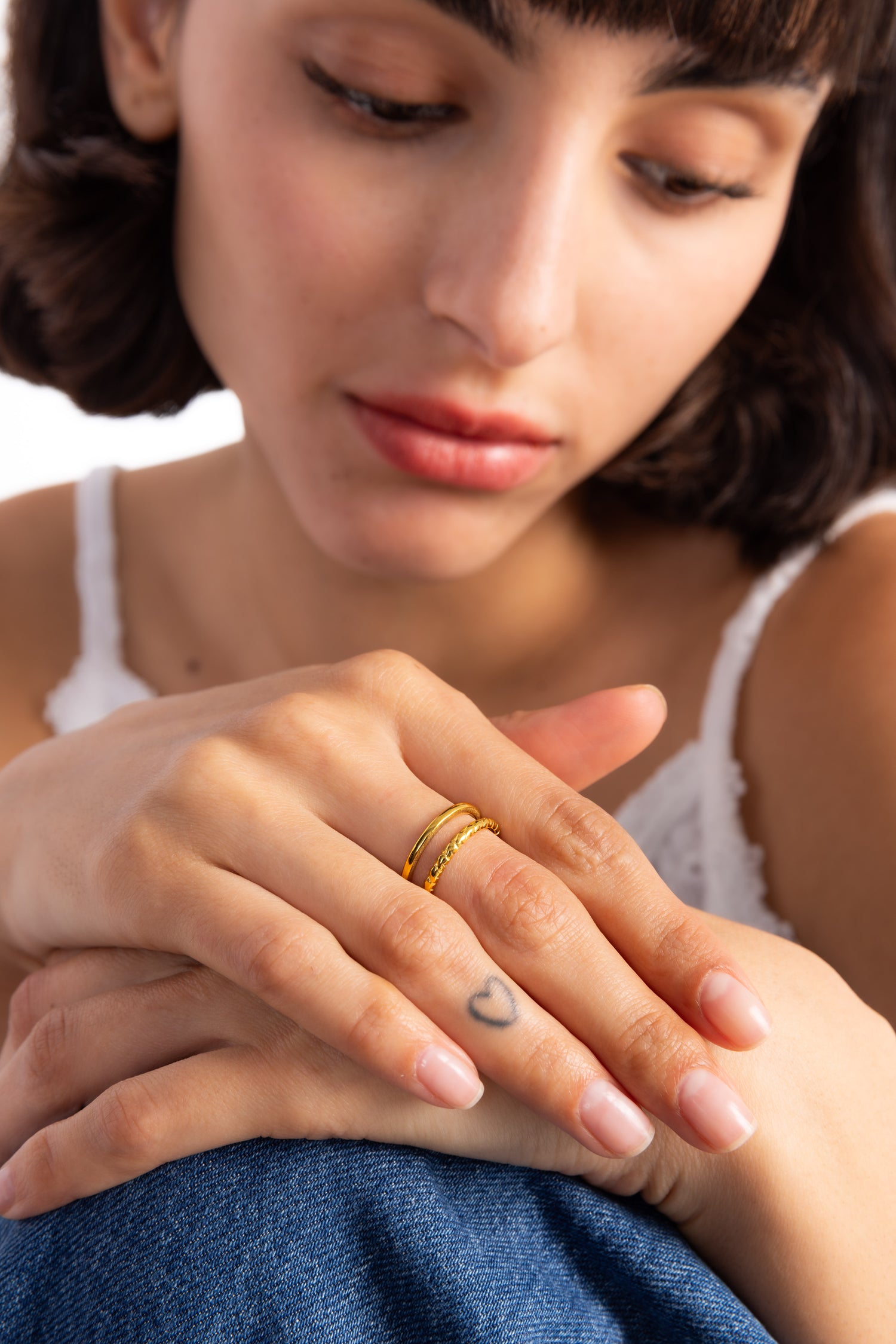Nayelis Ring – Edelstahl 14K vergoldet, offenes Strukturdesign, am Finger getragen im Lifestyle-Foto