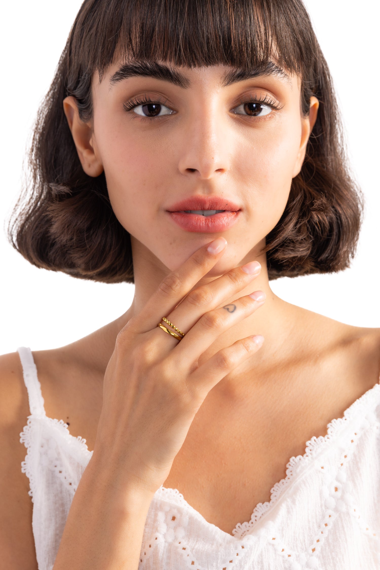 Nayomi Ring – Edelstahl 18K vergoldet, zweireihiger Stacking-Ring, am Finger frontal mit Hand am Hals getragen