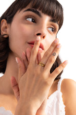 Nayomi Ring – Edelstahl 18K vergoldet, filigraner zweireihiger Stacking-Ring, Nahaufnahme mit Hand an Lippen getragen
