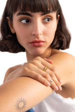 Damen-Ring Nayomi – Edelstahl 18K vergoldet, zweireihiger Stacking-Ring, am Finger getragen mit Hand auf Oberarm