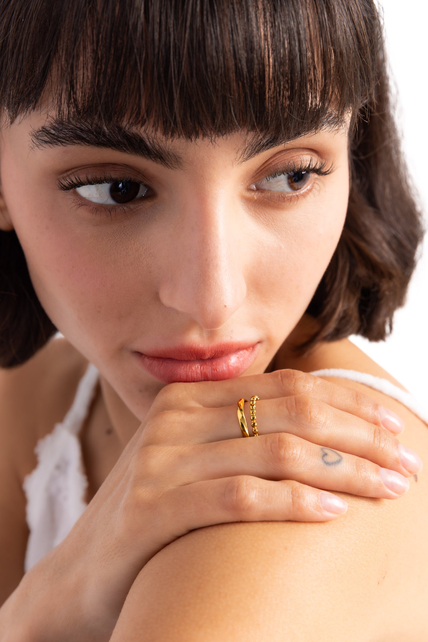 Damen-Ring Nayomi von Mercy’s Jewelry – Edelstahl 18K vergoldet, zweireihiger Stacking-Ring, am Finger mit Hand auf Schulter getragen
