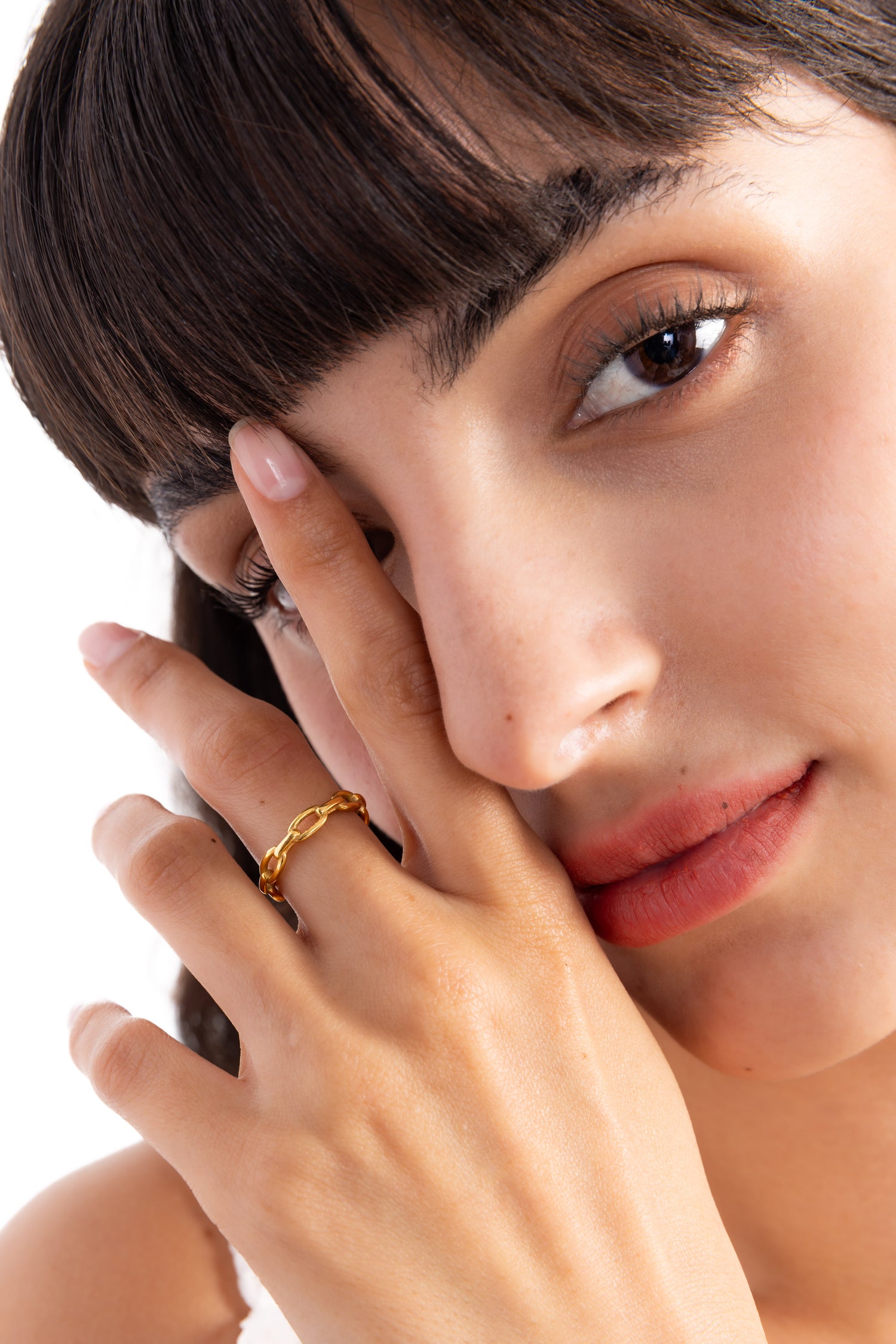 Damen-Ring Olyra von Mercy’s Jewelry – Edelstahl 18K vergoldet, Kettenring mit Gliederdesign, am Finger getragen