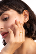 Olyra Ring – Edelstahl 18K vergoldet, Kettenring mit Gliederdesign, seitlich am Finger getragen