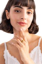 Orisha Ring – Edelstahl 18K vergoldet, strukturierter Ring, frontal am Finger getragen mit Hand am Hals